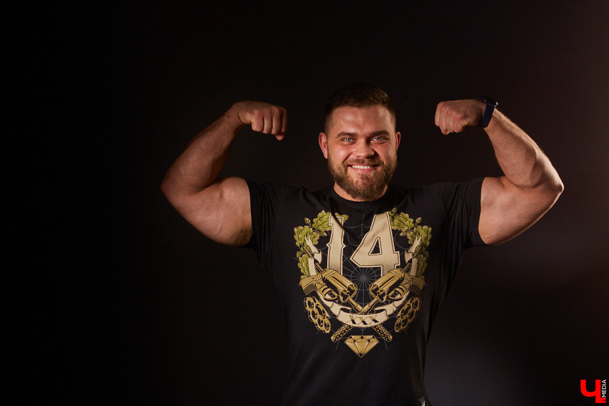 «Осеннюю куртку недавно надел, не налезает. Дошел до спортзала, за это время разорвалась вся подкладка, а пока снимал — подмышки разлетелись». Рассказываем о видоизменяющейся форме, маскулинном стиле и сложностях подбора одежды для накачанных парней.