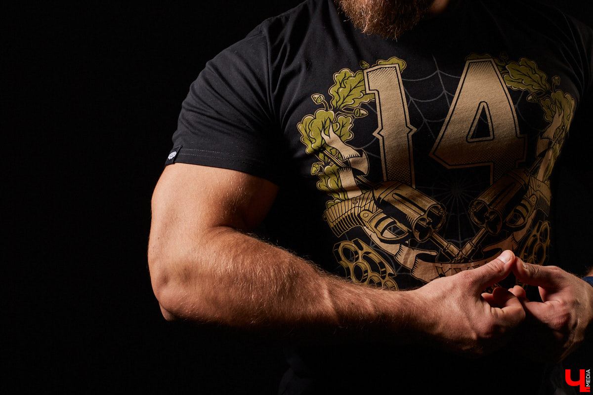 «Осеннюю куртку недавно надел, не налезает. Дошел до спортзала, за это время разорвалась вся подкладка, а пока снимал — подмышки разлетелись». Рассказываем о видоизменяющейся форме, маскулинном стиле и сложностях подбора одежды для накачанных парней.