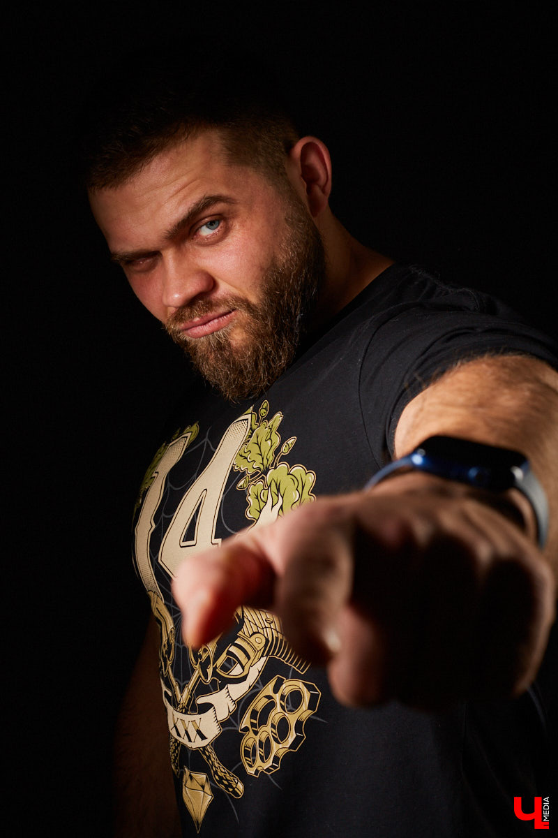 «Осеннюю куртку недавно надел, не налезает. Дошел до спортзала, за это время разорвалась вся подкладка, а пока снимал — подмышки разлетелись». Рассказываем о видоизменяющейся форме, маскулинном стиле и сложностях подбора одежды для накачанных парней.