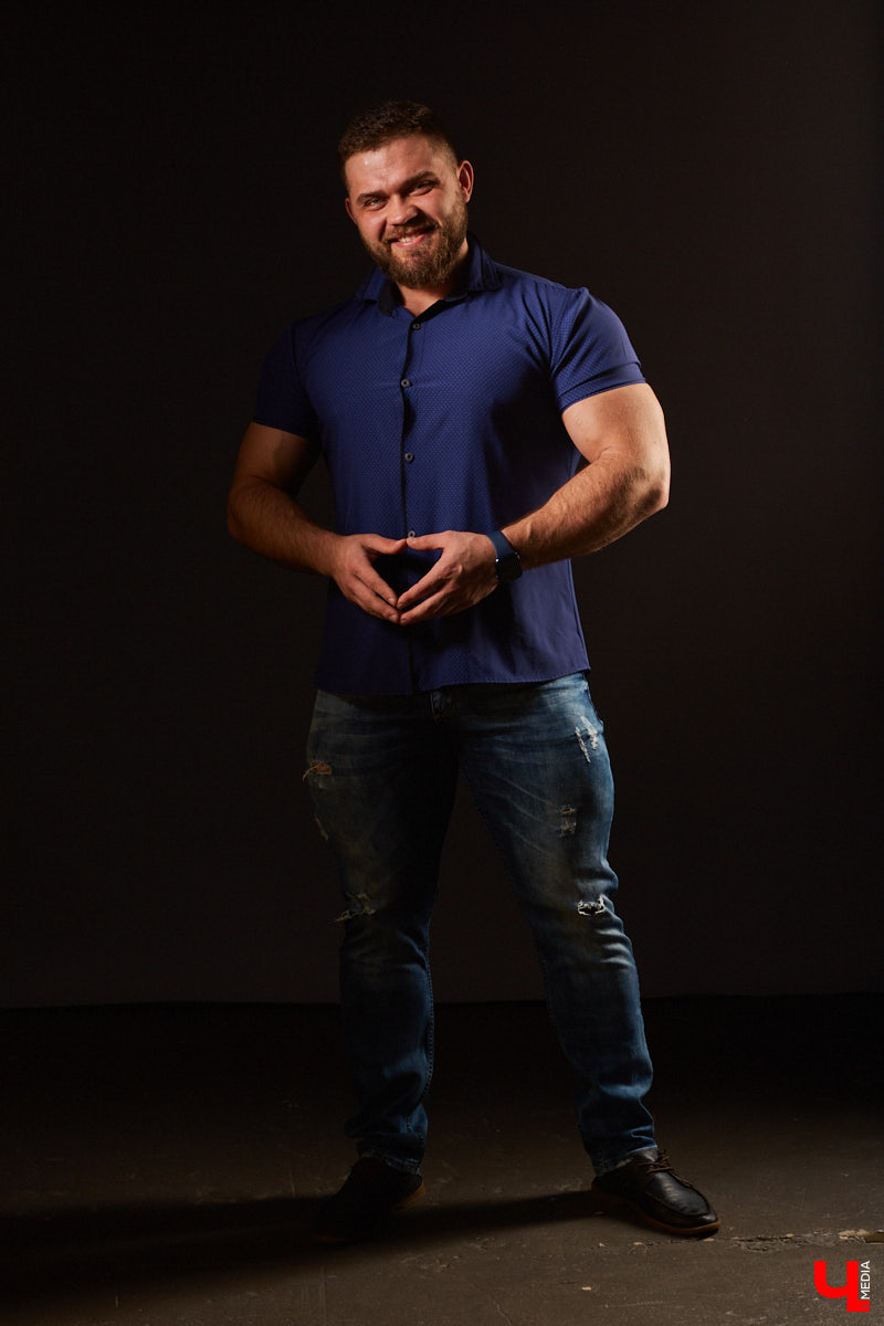 «Осеннюю куртку недавно надел, не налезает. Дошел до спортзала, за это время разорвалась вся подкладка, а пока снимал — подмышки разлетелись». Рассказываем о видоизменяющейся форме, маскулинном стиле и сложностях подбора одежды для накачанных парней.