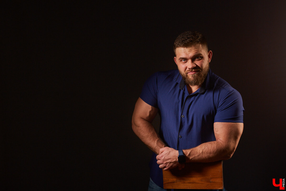 «Осеннюю куртку недавно надел, не налезает. Дошел до спортзала, за это время разорвалась вся подкладка, а пока снимал — подмышки разлетелись». Рассказываем о видоизменяющейся форме, маскулинном стиле и сложностях подбора одежды для накачанных парней.