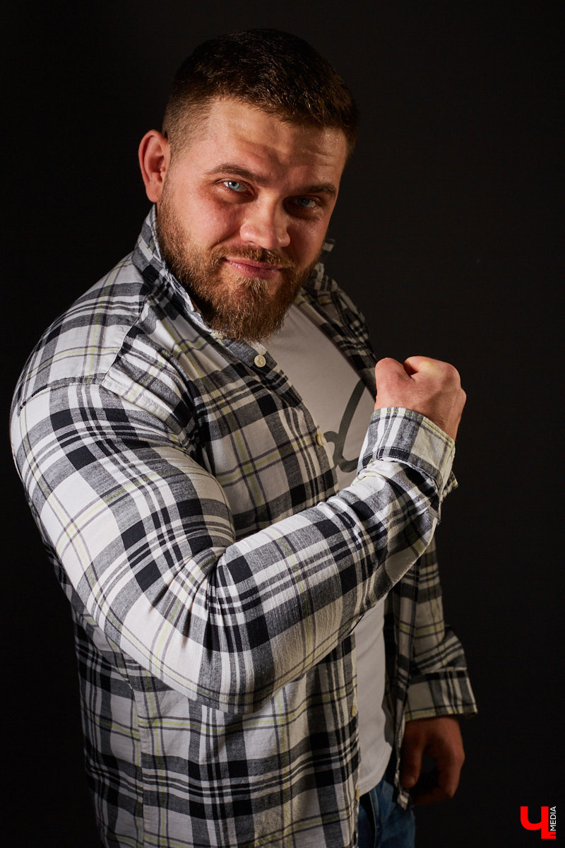 «Осеннюю куртку недавно надел, не налезает. Дошел до спортзала, за это время разорвалась вся подкладка, а пока снимал — подмышки разлетелись». Рассказываем о видоизменяющейся форме, маскулинном стиле и сложностях подбора одежды для накачанных парней.