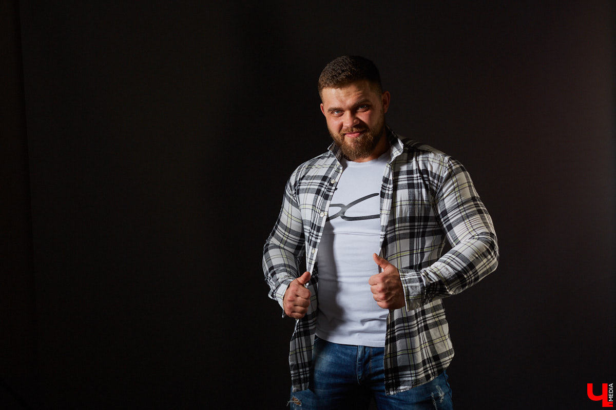 «Осеннюю куртку недавно надел, не налезает. Дошел до спортзала, за это время разорвалась вся подкладка, а пока снимал — подмышки разлетелись». Рассказываем о видоизменяющейся форме, маскулинном стиле и сложностях подбора одежды для накачанных парней.