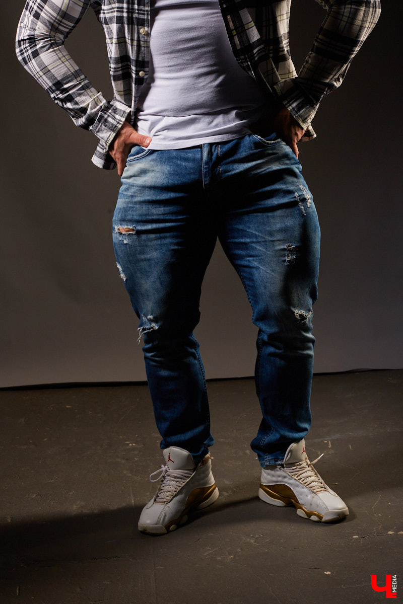 «Осеннюю куртку недавно надел, не налезает. Дошел до спортзала, за это время разорвалась вся подкладка, а пока снимал — подмышки разлетелись». Рассказываем о видоизменяющейся форме, маскулинном стиле и сложностях подбора одежды для накачанных парней.