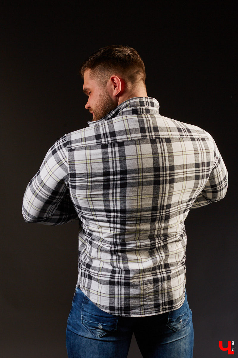 «Осеннюю куртку недавно надел, не налезает. Дошел до спортзала, за это время разорвалась вся подкладка, а пока снимал — подмышки разлетелись». Рассказываем о видоизменяющейся форме, маскулинном стиле и сложностях подбора одежды для накачанных парней.