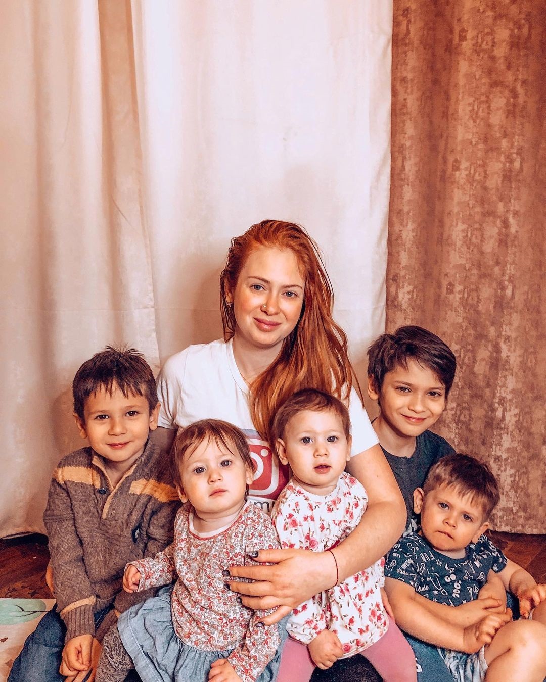 Ксении Махмудовой, многодетной маме из Владимира, 27 лет - об этом сообщает шапка ее привлекательного Insta-блога, пестрящего улыбками детей. Также в описании профиля говорится: «С 5 детьми на съёмной двушке. Квартиру продали за долги. Идет процесс банкротства. Коплю на дом мечты. Развожусь…»