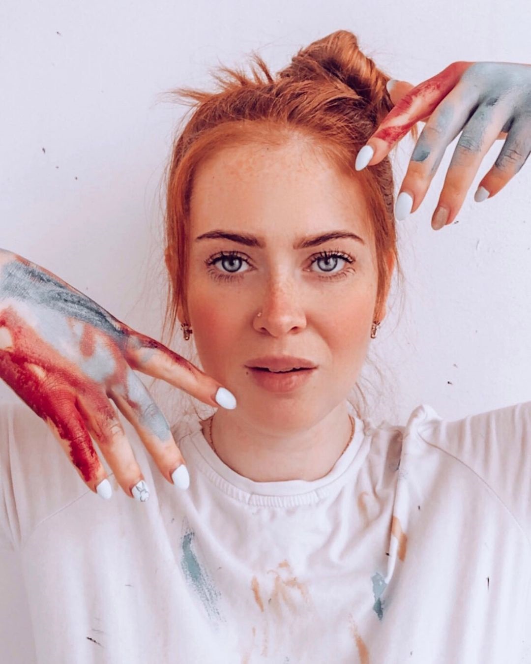 Ксении Махмудовой, многодетной маме из Владимира, 27 лет - об этом сообщает шапка ее привлекательного Insta-блога, пестрящего улыбками детей. Также в описании профиля говорится: «С 5 детьми на съёмной двушке. Квартиру продали за долги. Идет процесс банкротства. Коплю на дом мечты. Развожусь…»