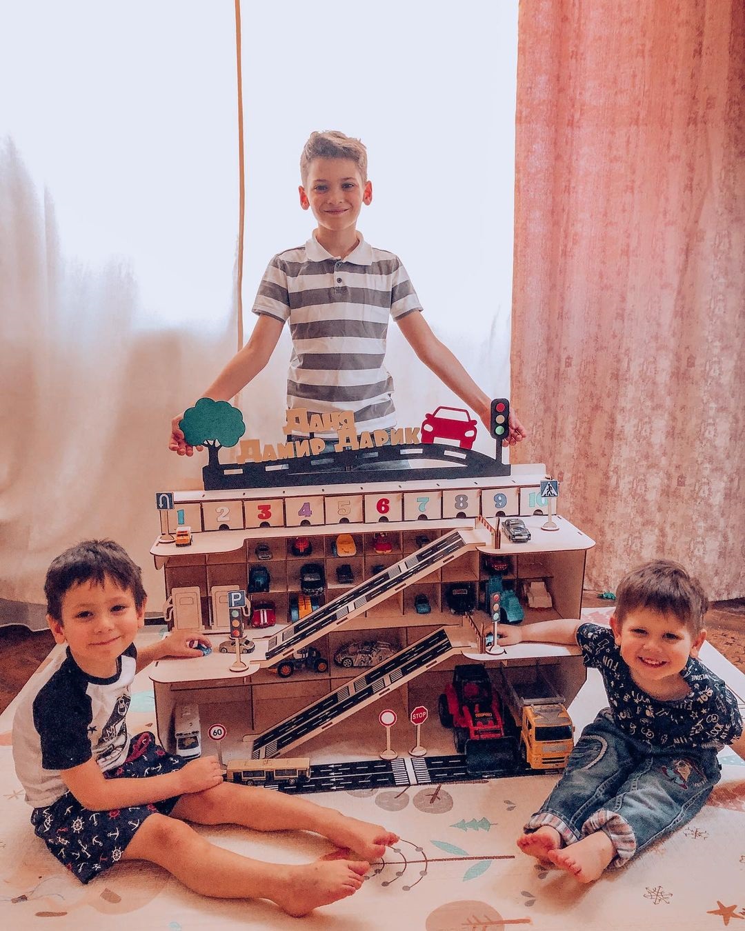 Ксении Махмудовой, многодетной маме из Владимира, 27 лет - об этом сообщает шапка ее привлекательного Insta-блога, пестрящего улыбками детей. Также в описании профиля говорится: «С 5 детьми на съёмной двушке. Квартиру продали за долги. Идет процесс банкротства. Коплю на дом мечты. Развожусь…»