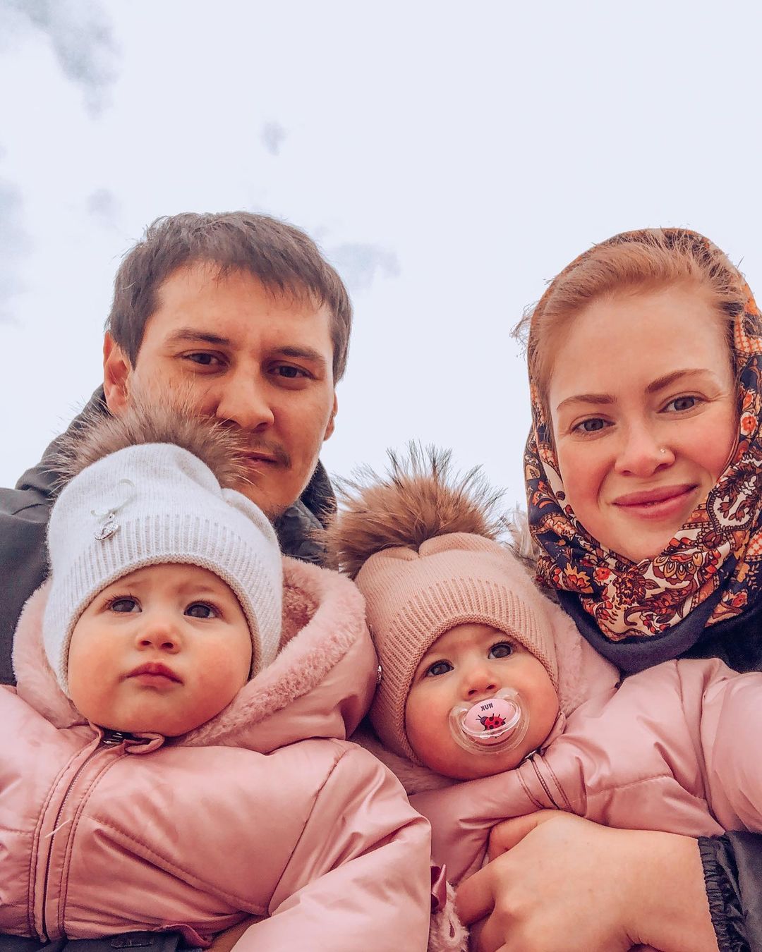 Ксении Махмудовой, многодетной маме из Владимира, 27 лет - об этом сообщает шапка ее привлекательного Insta-блога, пестрящего улыбками детей. Также в описании профиля говорится: «С 5 детьми на съёмной двушке. Квартиру продали за долги. Идет процесс банкротства. Коплю на дом мечты. Развожусь…»