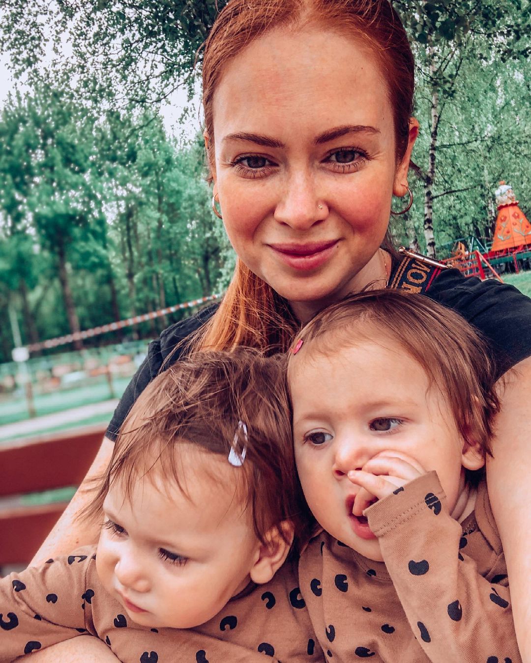 Ксении Махмудовой, многодетной маме из Владимира, 27 лет - об этом сообщает шапка ее привлекательного Insta-блога, пестрящего улыбками детей. Также в описании профиля говорится: «С 5 детьми на съёмной двушке. Квартиру продали за долги. Идет процесс банкротства. Коплю на дом мечты. Развожусь…»