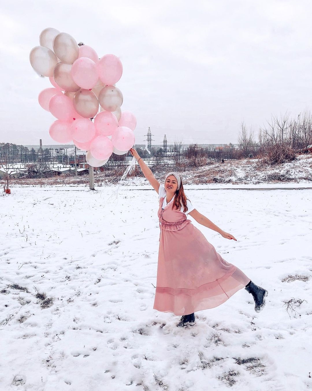 Ксении Махмудовой, многодетной маме из Владимира, 27 лет - об этом сообщает шапка ее привлекательного Insta-блога, пестрящего улыбками детей. Также в описании профиля говорится: «С 5 детьми на съёмной двушке. Квартиру продали за долги. Идет процесс банкротства. Коплю на дом мечты. Развожусь…»