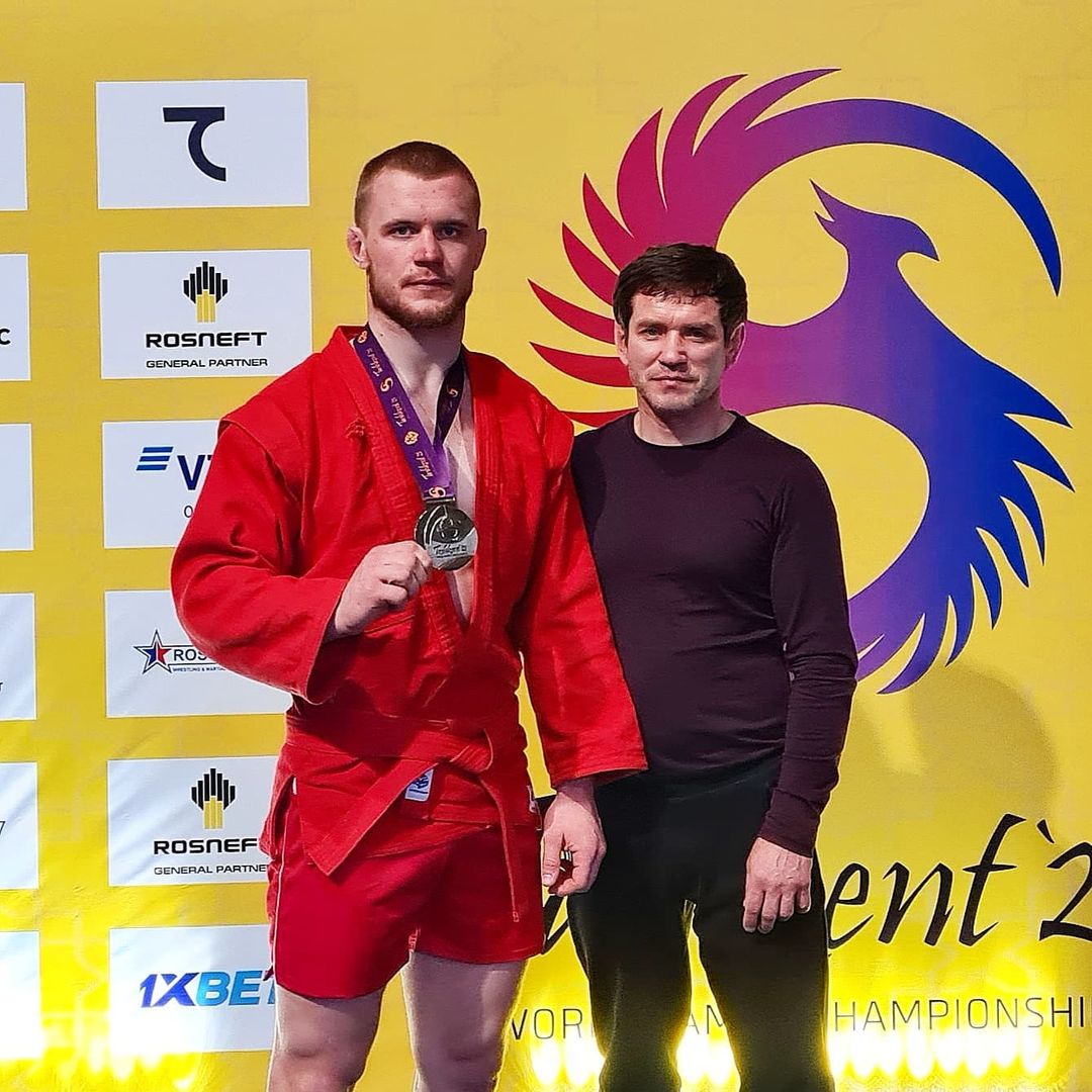 Владимирец Антон Коновалов занял второе место на чемпионате мира по самбо, который проходил в Ташкенте. О том, как это было и с какими трудностями пришлось столкнуться мужественному спортсмену, он лично поведал нашему изданию.