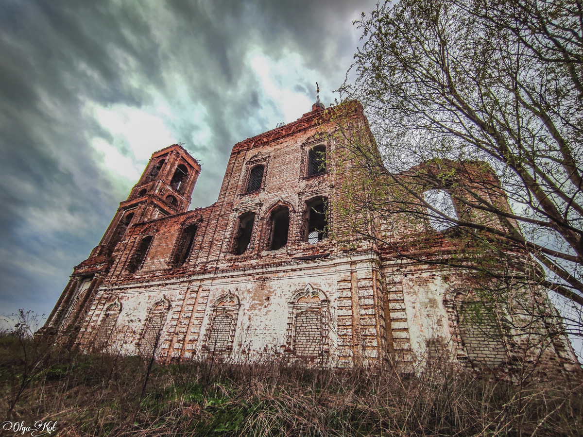 В 3 км от Юрьев-Польского стоит деревня Ненашевка. Слышали о такой? Возможно, нет. Но о событиях, которые помнит эта земля, пишут летописи и учебники истории. Фоторепортаж путешественницы Ольги Кот поможет нам познакомиться с данным местом и освежить память об эпичной битве, а еще узнать о монументальной заброшке.