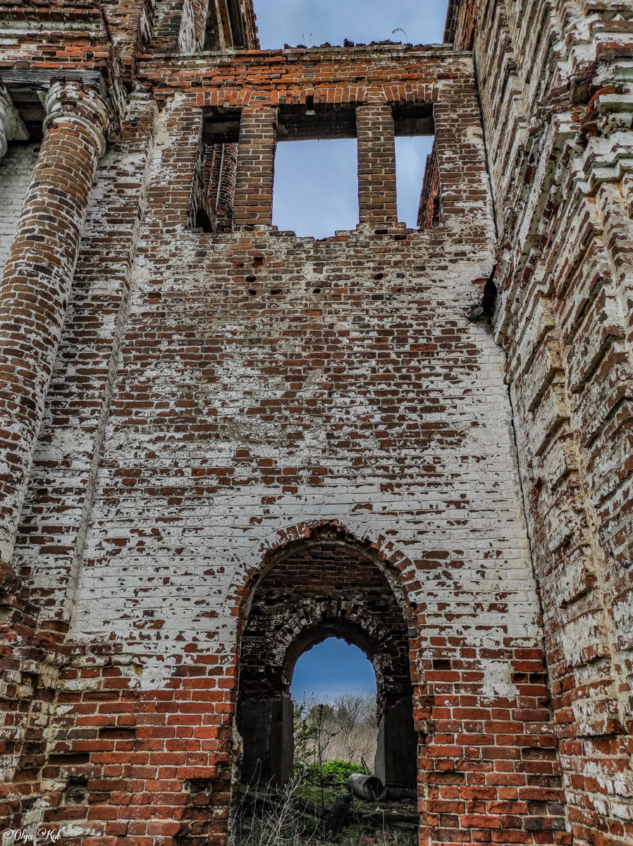 В 3 км от Юрьев-Польского стоит деревня Ненашевка. Слышали о такой? Возможно, нет. Но о событиях, которые помнит эта земля, пишут летописи и учебники истории. Фоторепортаж путешественницы Ольги Кот поможет нам познакомиться с данным местом и освежить память об эпичной битве, а еще узнать о монументальной заброшке.