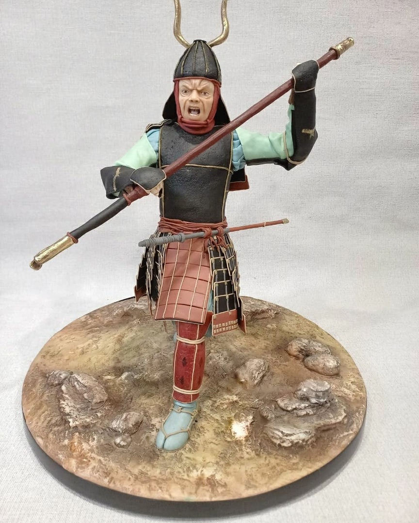 Жительница Александрова Елена Сорокина выиграла профессиональный конкурс кондитеров со своим декоративным экспонатом в образе самурая. Кстати, ее внучки - двойняшки - пошли по стопам талантливой бабушки. Теперь они вместе готовят причудливые десерты.