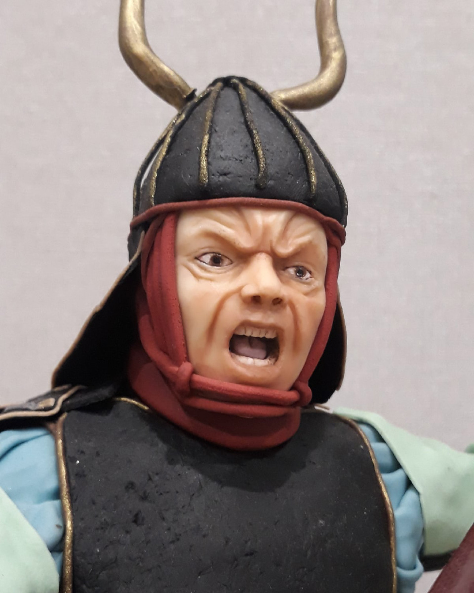 Жительница Александрова Елена Сорокина выиграла профессиональный конкурс кондитеров со своим декоративным экспонатом в образе самурая. Кстати, ее внучки - двойняшки - пошли по стопам талантливой бабушки. Теперь они вместе готовят причудливые десерты.