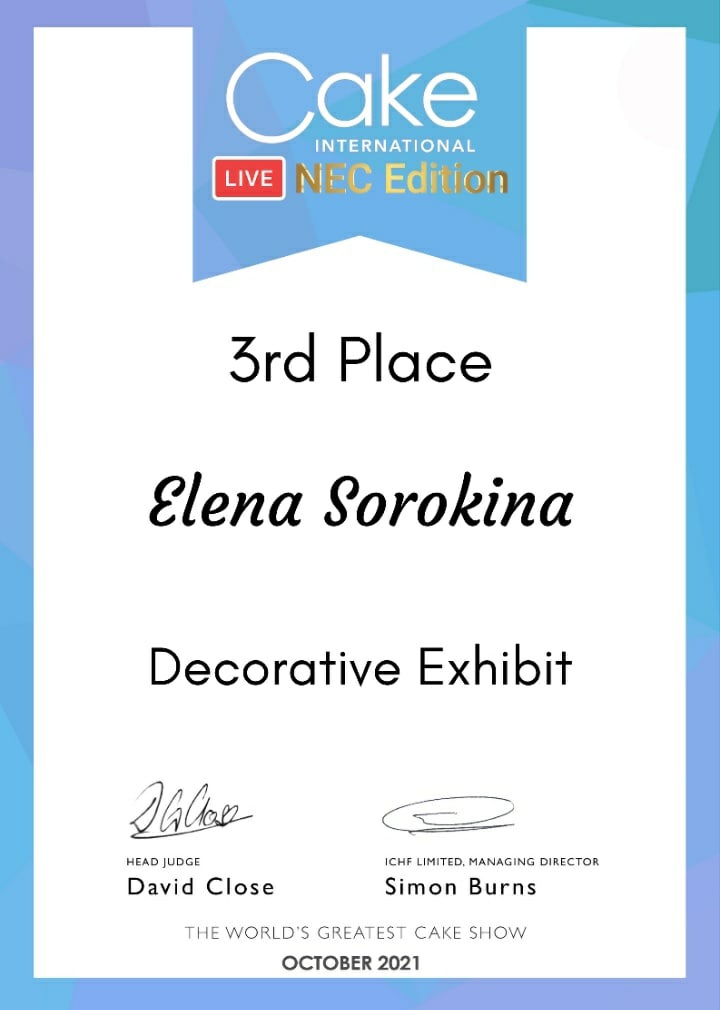 Жительница Александрова Елена Сорокина выиграла профессиональный конкурс кондитеров со своим декоративным экспонатом в образе самурая. Кстати, ее внучки - двойняшки - пошли по стопам талантливой бабушки. Теперь они вместе готовят причудливые десерты.