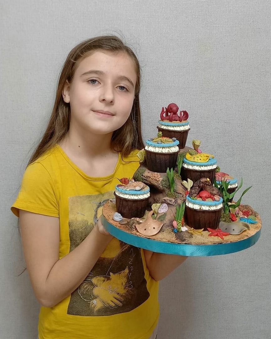 Жительница Александрова Елена Сорокина выиграла профессиональный конкурс кондитеров со своим декоративным экспонатом в образе самурая. Кстати, ее внучки - двойняшки - пошли по стопам талантливой бабушки. Теперь они вместе готовят причудливые десерты.