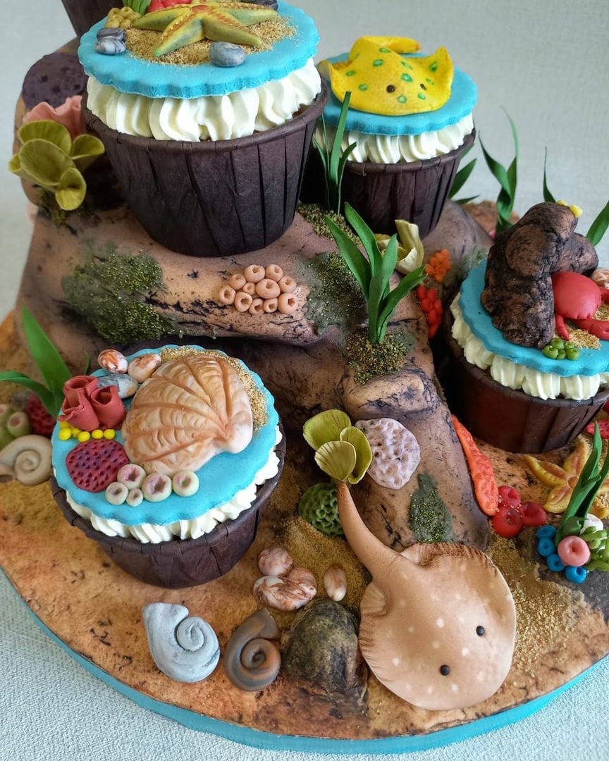 Жительница Александрова Елена Сорокина выиграла профессиональный конкурс кондитеров со своим декоративным экспонатом в образе самурая. Кстати, ее внучки - двойняшки - пошли по стопам талантливой бабушки. Теперь они вместе готовят причудливые десерты.