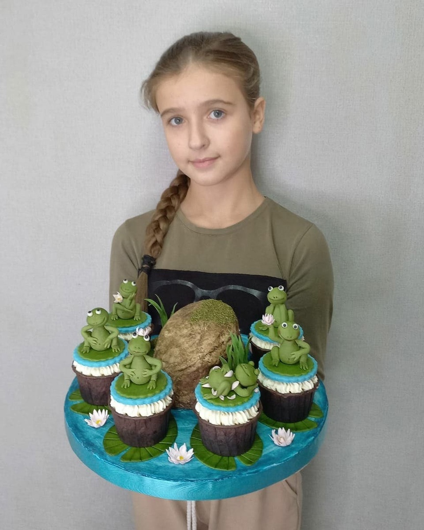 Жительница Александрова Елена Сорокина выиграла профессиональный конкурс кондитеров со своим декоративным экспонатом в образе самурая. Кстати, ее внучки - двойняшки - пошли по стопам талантливой бабушки. Теперь они вместе готовят причудливые десерты.