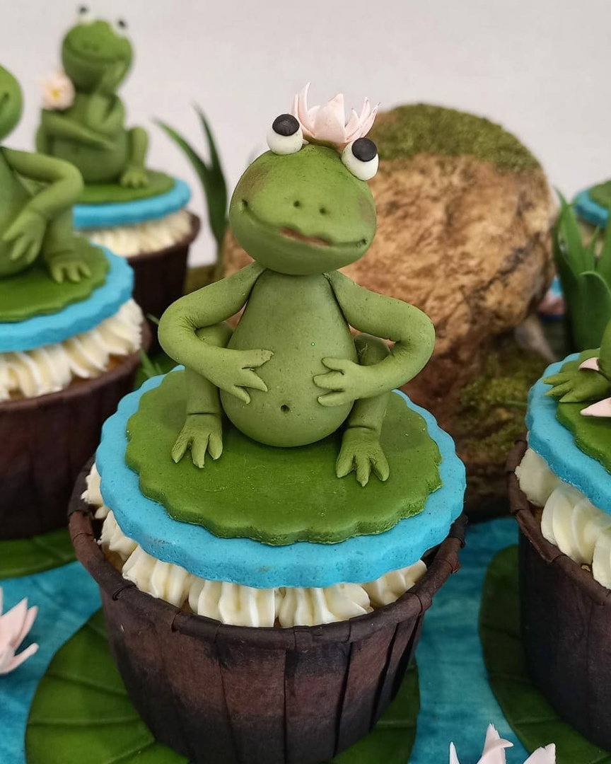 Жительница Александрова Елена Сорокина выиграла профессиональный конкурс кондитеров со своим декоративным экспонатом в образе самурая. Кстати, ее внучки - двойняшки - пошли по стопам талантливой бабушки. Теперь они вместе готовят причудливые десерты.