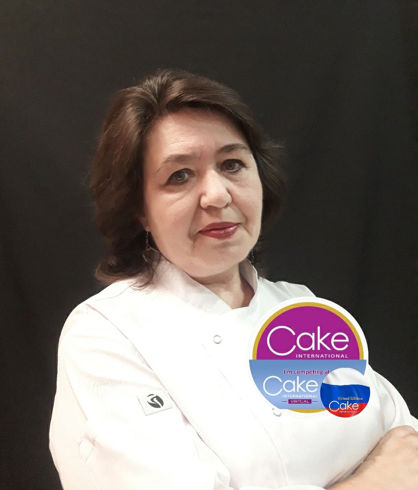 Жительница Александрова Елена Сорокина выиграла профессиональный конкурс кондитеров со своим декоративным экспонатом в образе самурая. Кстати, ее внучки - двойняшки - пошли по стопам талантливой бабушки. Теперь они вместе готовят причудливые десерты.