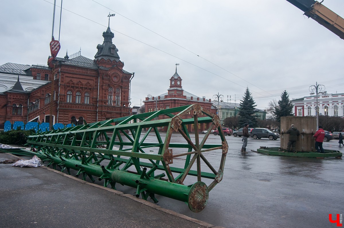 Владимир начали украшать к Новому году. На центральных улицах и площадях уже появились световые фигуры, а на Соборной площади монтируют главную городскую елку.