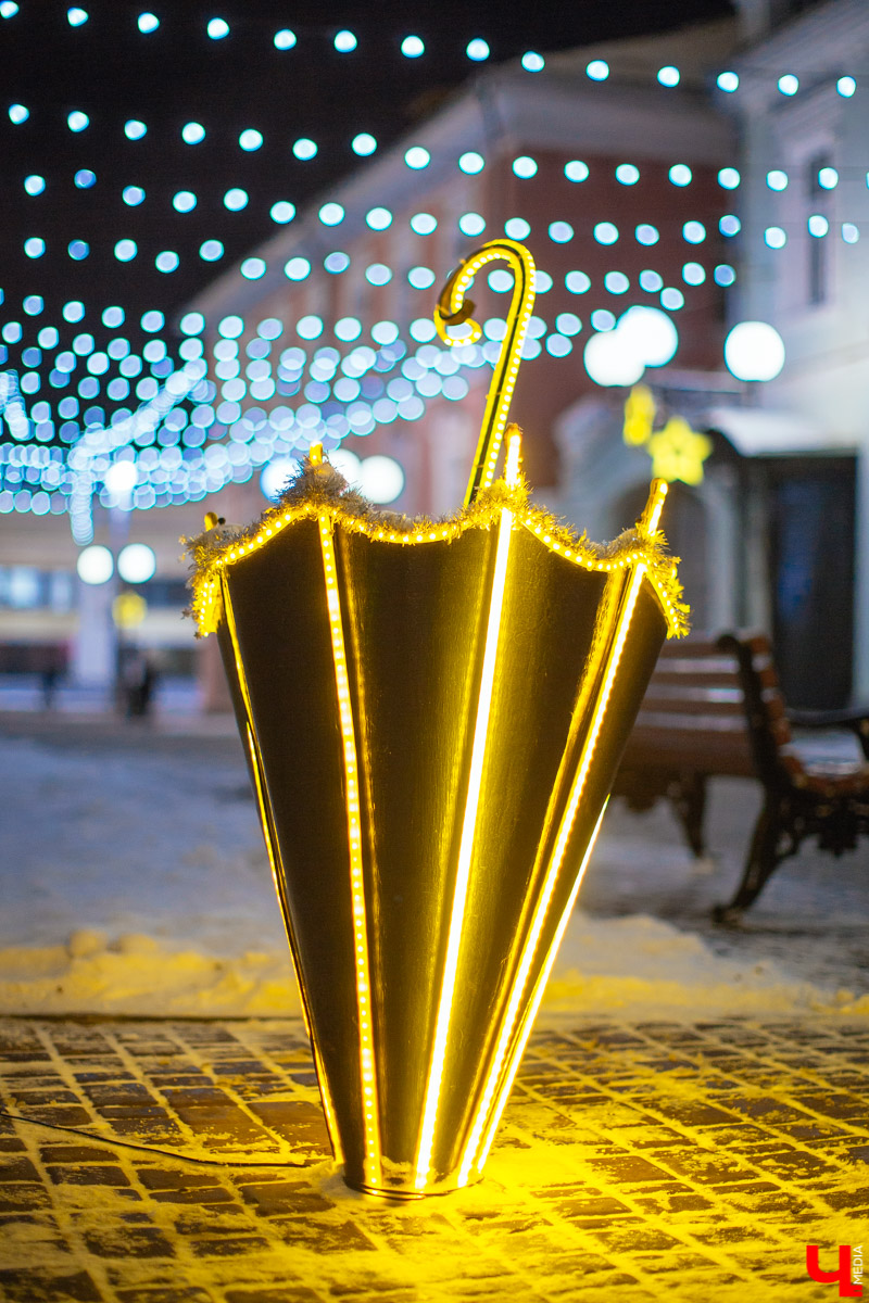 Владимир начали украшать к Новому году. На центральных улицах и площадях уже появились световые фигуры, а на Соборной площади монтируют главную городскую елку.