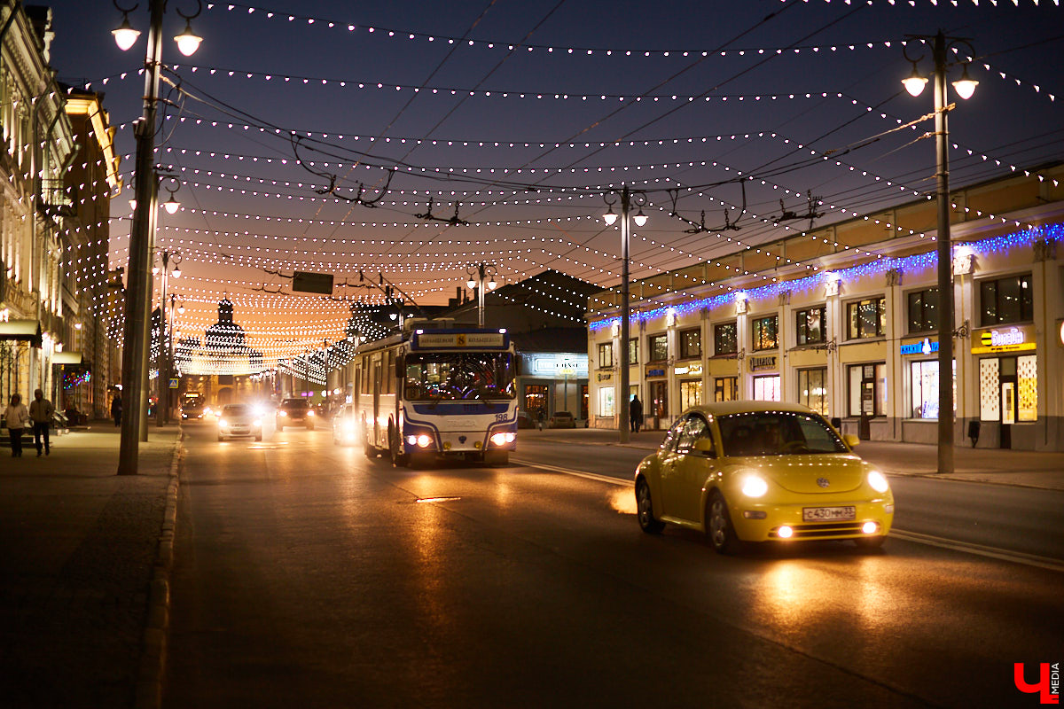 Владимир начали украшать к Новому году. На центральных улицах и площадях уже появились световые фигуры, а на Соборной площади монтируют главную городскую елку.