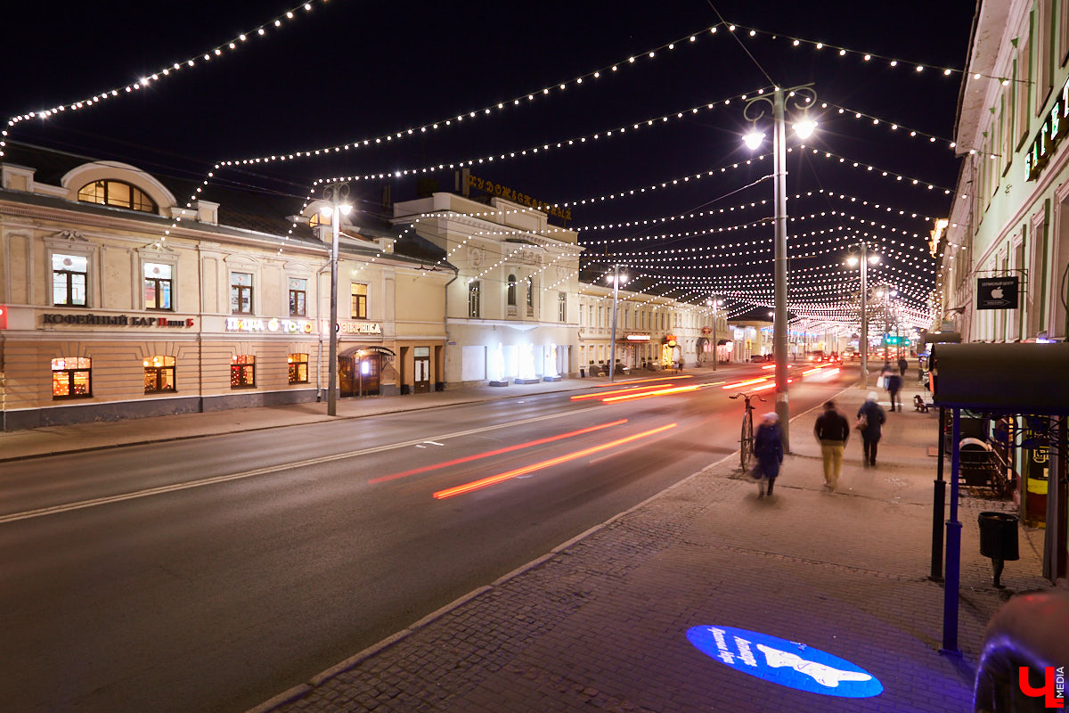 Владимир начали украшать к Новому году. На центральных улицах и площадях уже появились световые фигуры, а на Соборной площади монтируют главную городскую елку.