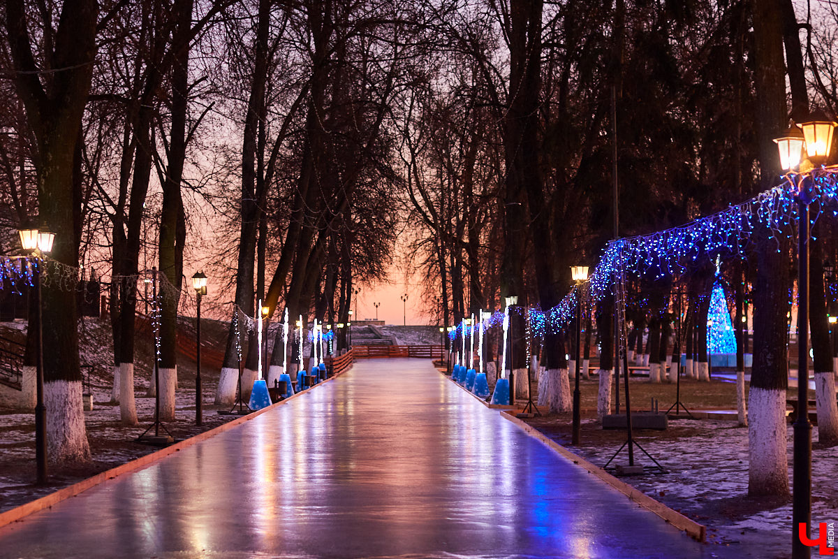 Владимир начали украшать к Новому году. На центральных улицах и площадях уже появились световые фигуры, а на Соборной площади монтируют главную городскую елку.