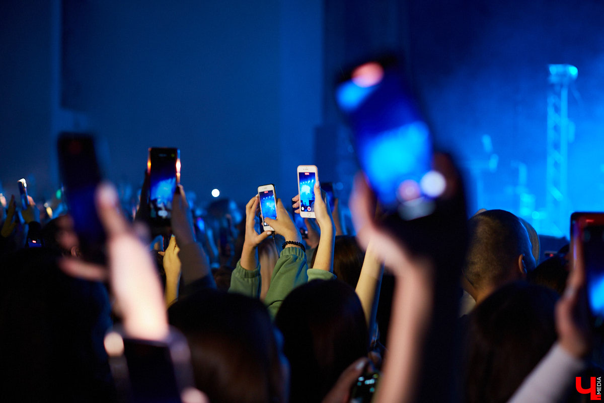 Приезд к нам в город Mary Gu вызвал небывалый ажиотаж: ее здесь ждали. Особенно в такое непростое время, когда проведение каждого концерта – под вопросом. Веря в лучшее, поклонники творчества певицы активно скупали билеты и делились своими ожиданиями от выступления в соцсетях.