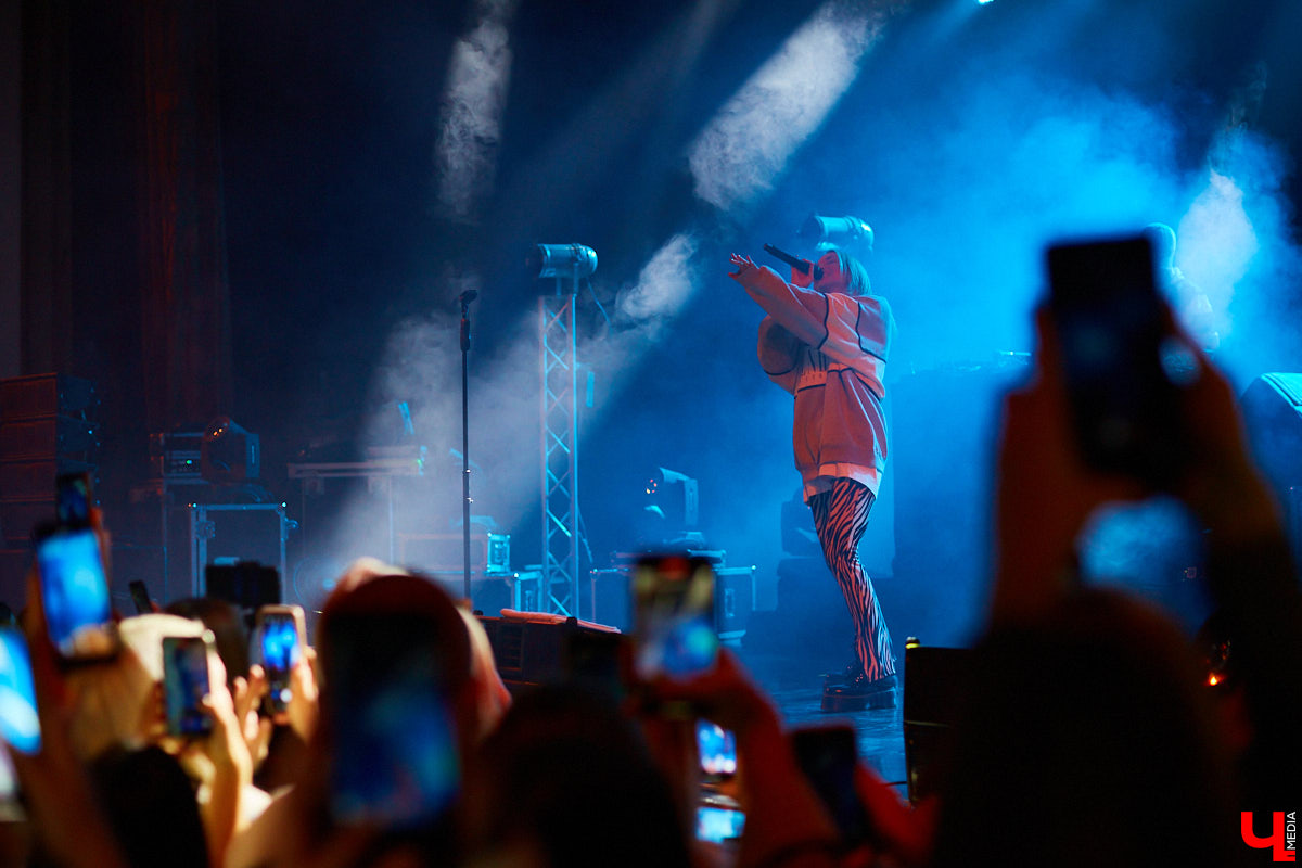 Приезд к нам в город Mary Gu вызвал небывалый ажиотаж: ее здесь ждали. Особенно в такое непростое время, когда проведение каждого концерта – под вопросом. Веря в лучшее, поклонники творчества певицы активно скупали билеты и делились своими ожиданиями от выступления в соцсетях.