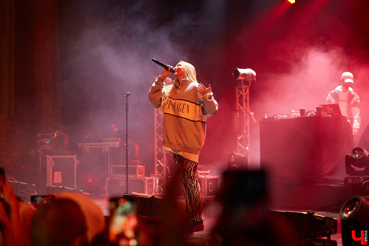 Приезд к нам в город Mary Gu вызвал небывалый ажиотаж: ее здесь ждали. Особенно в такое непростое время, когда проведение каждого концерта – под вопросом. Веря в лучшее, поклонники творчества певицы активно скупали билеты и делились своими ожиданиями от выступления в соцсетях.