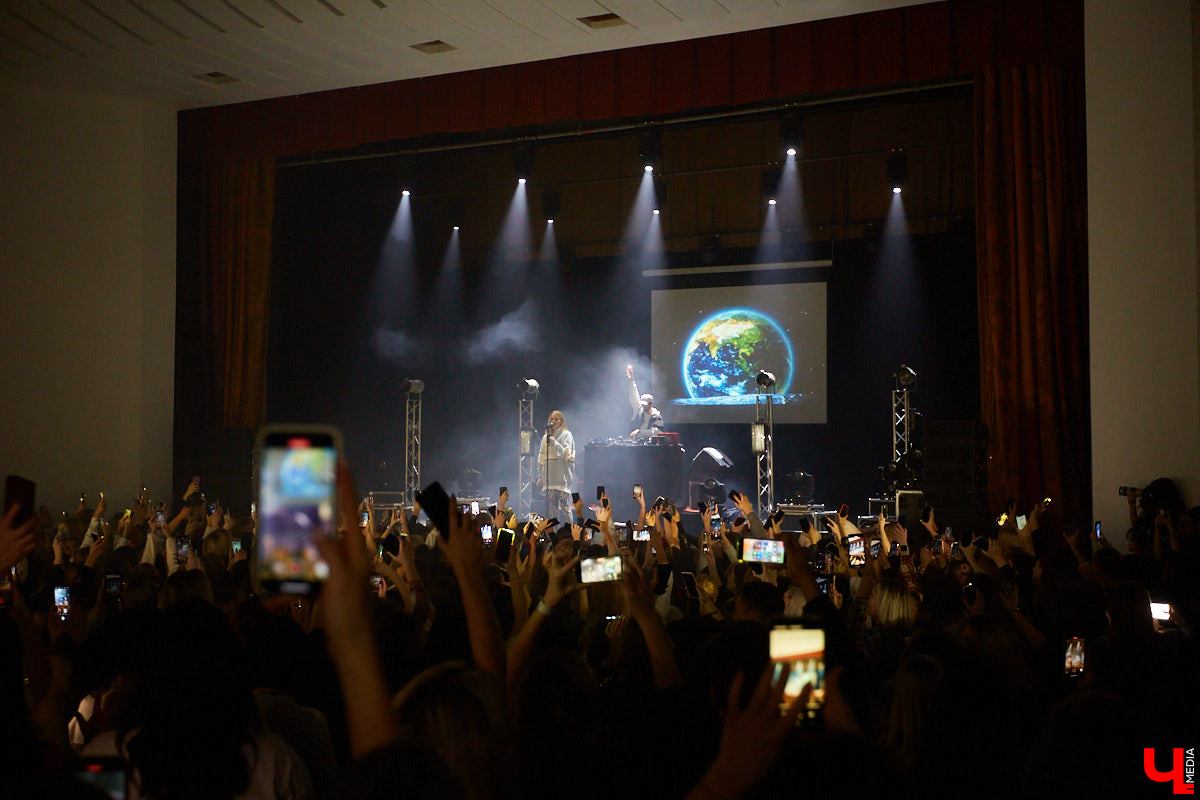 Приезд к нам в город Mary Gu вызвал небывалый ажиотаж: ее здесь ждали. Особенно в такое непростое время, когда проведение каждого концерта – под вопросом. Веря в лучшее, поклонники творчества певицы активно скупали билеты и делились своими ожиданиями от выступления в соцсетях.