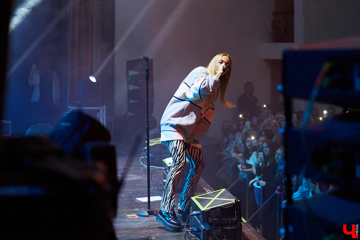 Приезд к нам в город Mary Gu вызвал небывалый ажиотаж: ее здесь ждали. Особенно в такое непростое время, когда проведение каждого концерта – под вопросом. Веря в лучшее, поклонники творчества певицы активно скупали билеты и делились своими ожиданиями от выступления в соцсетях.