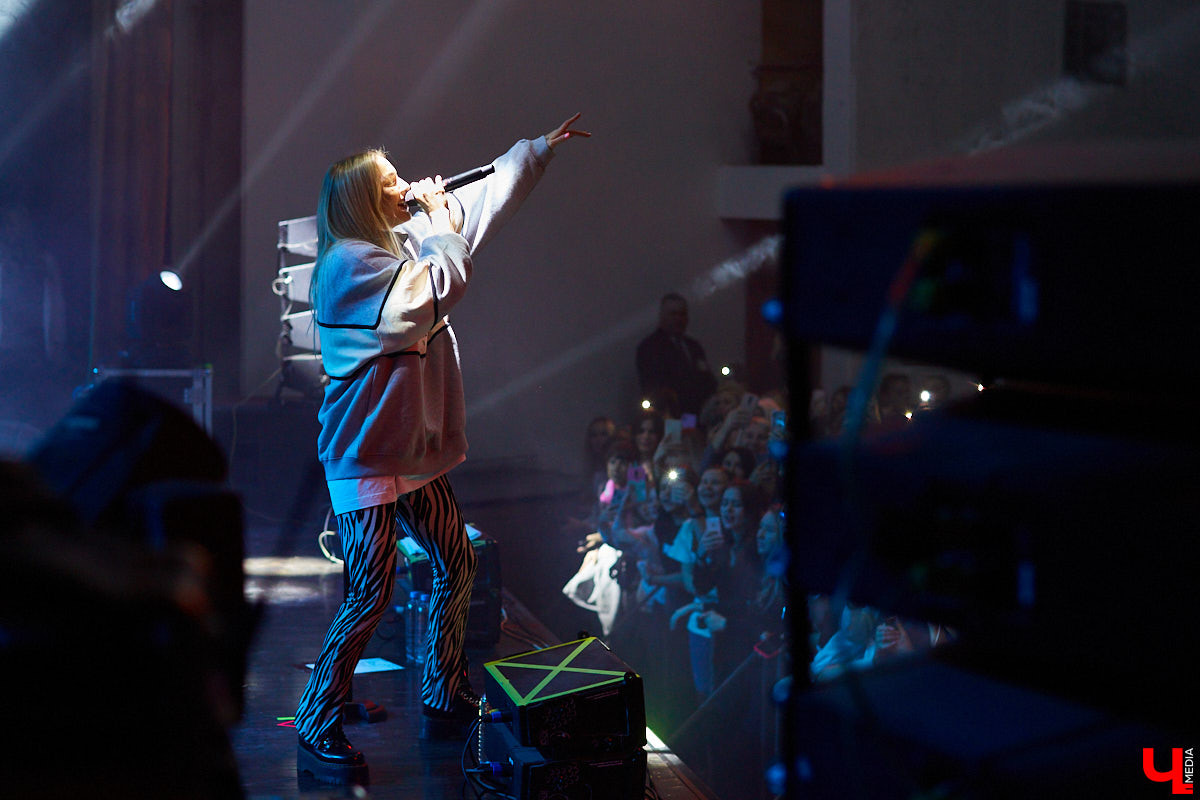 Приезд к нам в город Mary Gu вызвал небывалый ажиотаж: ее здесь ждали. Особенно в такое непростое время, когда проведение каждого концерта – под вопросом. Веря в лучшее, поклонники творчества певицы активно скупали билеты и делились своими ожиданиями от выступления в соцсетях.