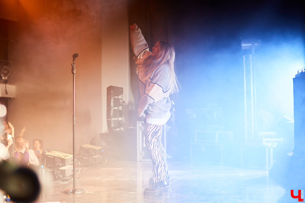 Приезд к нам в город Mary Gu вызвал небывалый ажиотаж: ее здесь ждали. Особенно в такое непростое время, когда проведение каждого концерта – под вопросом. Веря в лучшее, поклонники творчества певицы активно скупали билеты и делились своими ожиданиями от выступления в соцсетях.