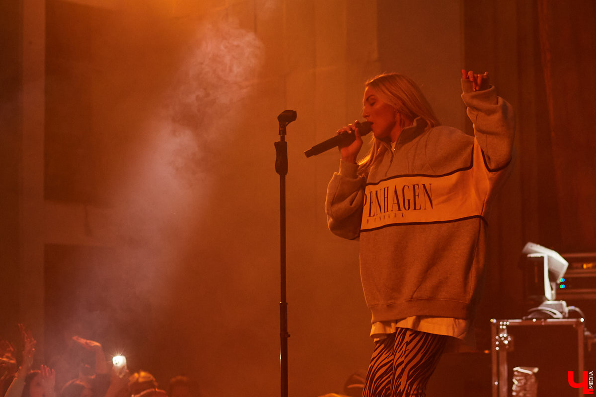 Приезд к нам в город Mary Gu вызвал небывалый ажиотаж: ее здесь ждали. Особенно в такое непростое время, когда проведение каждого концерта – под вопросом. Веря в лучшее, поклонники творчества певицы активно скупали билеты и делились своими ожиданиями от выступления в соцсетях.