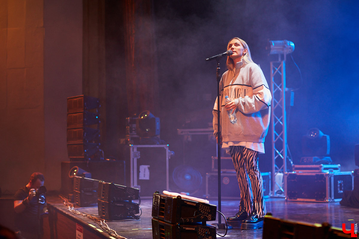 Приезд к нам в город Mary Gu вызвал небывалый ажиотаж: ее здесь ждали. Особенно в такое непростое время, когда проведение каждого концерта – под вопросом. Веря в лучшее, поклонники творчества певицы активно скупали билеты и делились своими ожиданиями от выступления в соцсетях.