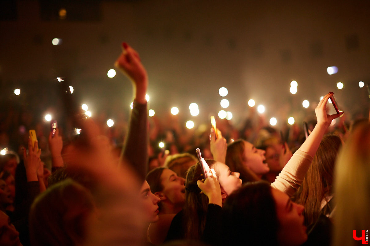 Приезд к нам в город Mary Gu вызвал небывалый ажиотаж: ее здесь ждали. Особенно в такое непростое время, когда проведение каждого концерта – под вопросом. Веря в лучшее, поклонники творчества певицы активно скупали билеты и делились своими ожиданиями от выступления в соцсетях.