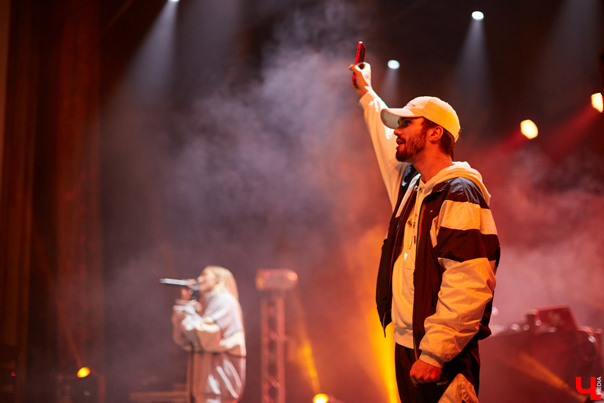 Приезд к нам в город Mary Gu вызвал небывалый ажиотаж: ее здесь ждали. Особенно в такое непростое время, когда проведение каждого концерта – под вопросом. Веря в лучшее, поклонники творчества певицы активно скупали билеты и делились своими ожиданиями от выступления в соцсетях.