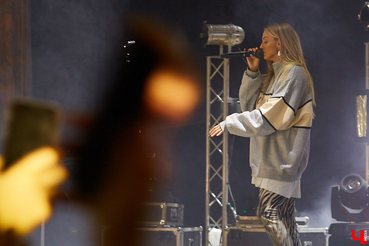 Приезд к нам в город Mary Gu вызвал небывалый ажиотаж: ее здесь ждали. Особенно в такое непростое время, когда проведение каждого концерта – под вопросом. Веря в лучшее, поклонники творчества певицы активно скупали билеты и делились своими ожиданиями от выступления в соцсетях.