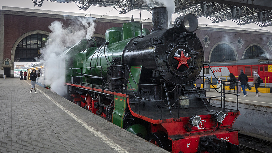 В Москве презентовали поезд Деда Мороза. Резиденция сказочного волшебника начнет свой путь 5 декабря и преодолеет 13 тысяч километров. Впереди у состава 36 городов.