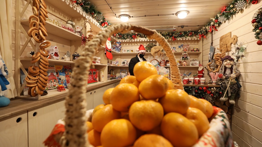 В Москве презентовали поезд Деда Мороза. Резиденция сказочного волшебника начнет свой путь 5 декабря и преодолеет 13 тысяч километров. Впереди у состава 36 городов.