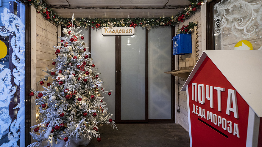 В Москве презентовали поезд Деда Мороза. Резиденция сказочного волшебника начнет свой путь 5 декабря и преодолеет 13 тысяч километров. Впереди у состава 36 городов.