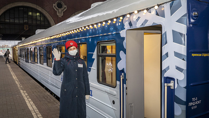 В Москве презентовали поезд Деда Мороза. Резиденция сказочного волшебника начнет свой путь 5 декабря и преодолеет 13 тысяч километров. Впереди у состава 36 городов.