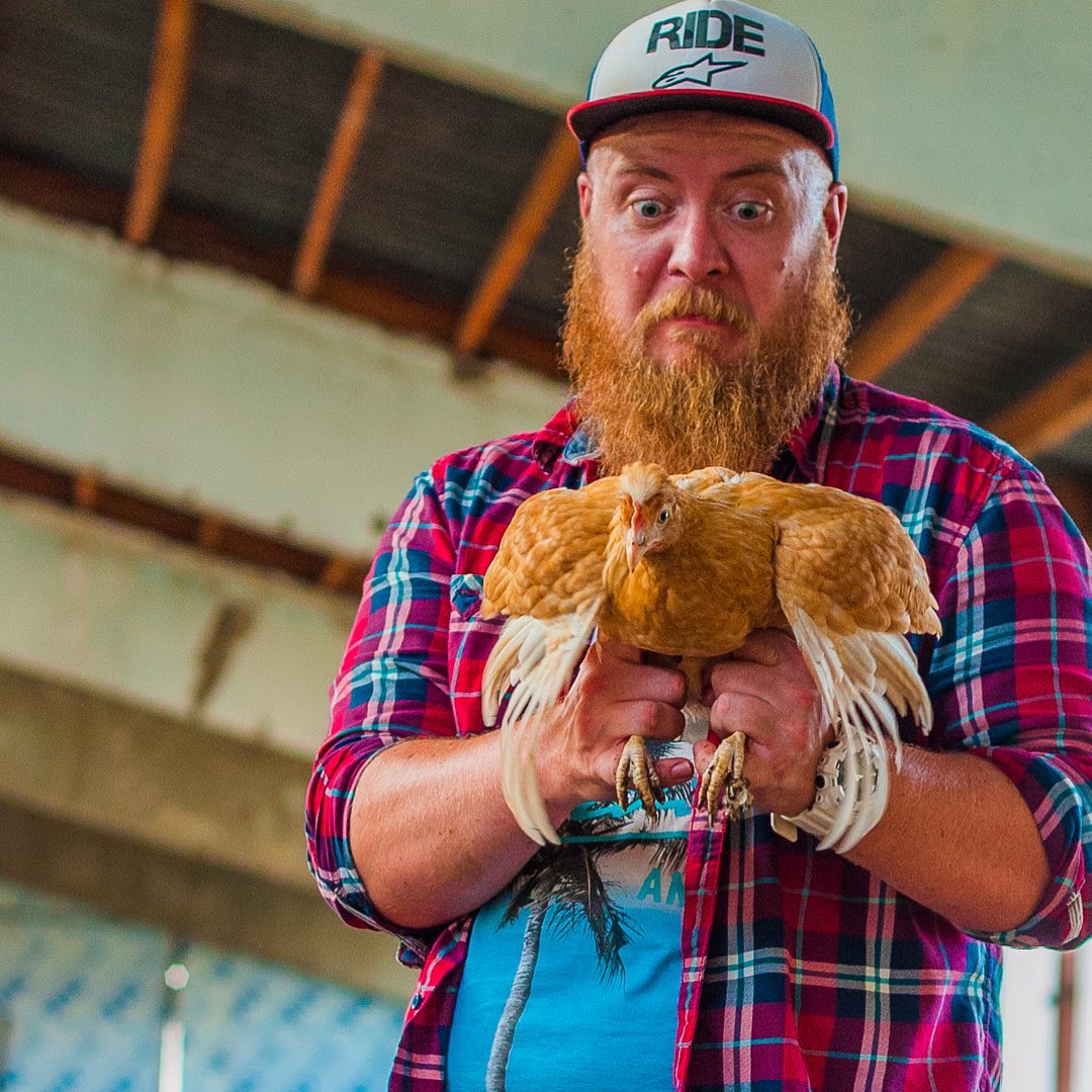 В декабре прошлого года «Ключ-Медиа» делился с читателями историей колхозного мачо Дениса, бросившего столичную жизнь, переехавшего в Юрьев-Польский район и основавшего собственную ферму. О реалиях сельского быта блогер пишет в Instagram, подкрепляя слова снимками с милыми зверюшками. Оказывается, за год многое изменилось, и подробнее об этом расскажет сам Денис.