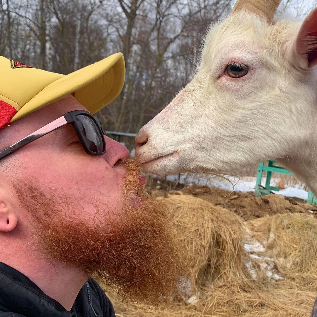 В декабре прошлого года «Ключ-Медиа» делился с читателями историей колхозного мачо Дениса, бросившего столичную жизнь, переехавшего в Юрьев-Польский район и основавшего собственную ферму. О реалиях сельского быта блогер пишет в Instagram, подкрепляя слова снимками с милыми зверюшками. Оказывается, за год многое изменилось, и подробнее об этом расскажет сам Денис.