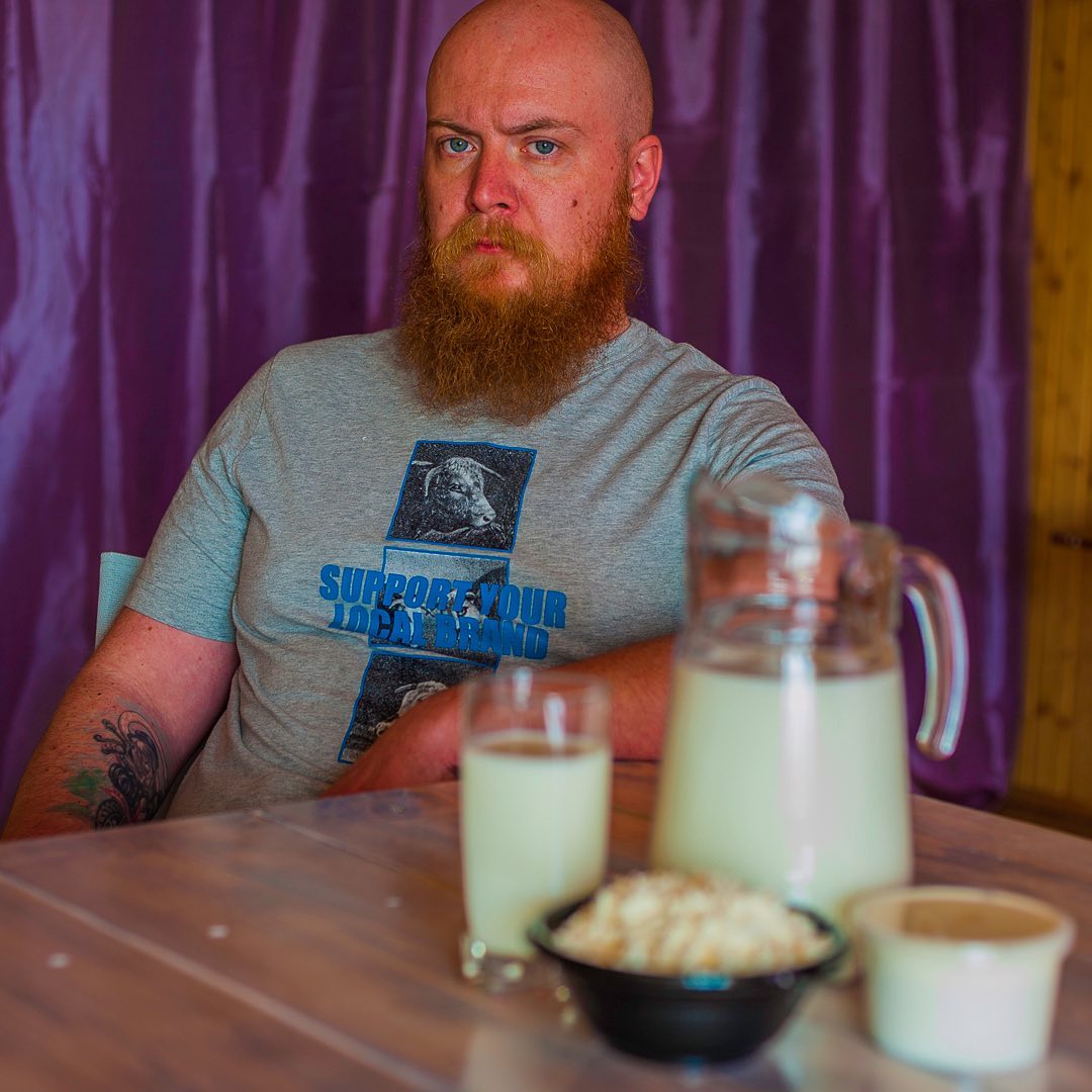 В декабре прошлого года «Ключ-Медиа» делился с читателями историей колхозного мачо Дениса, бросившего столичную жизнь, переехавшего в Юрьев-Польский район и основавшего собственную ферму. О реалиях сельского быта блогер пишет в Instagram, подкрепляя слова снимками с милыми зверюшками. Оказывается, за год многое изменилось, и подробнее об этом расскажет сам Денис.